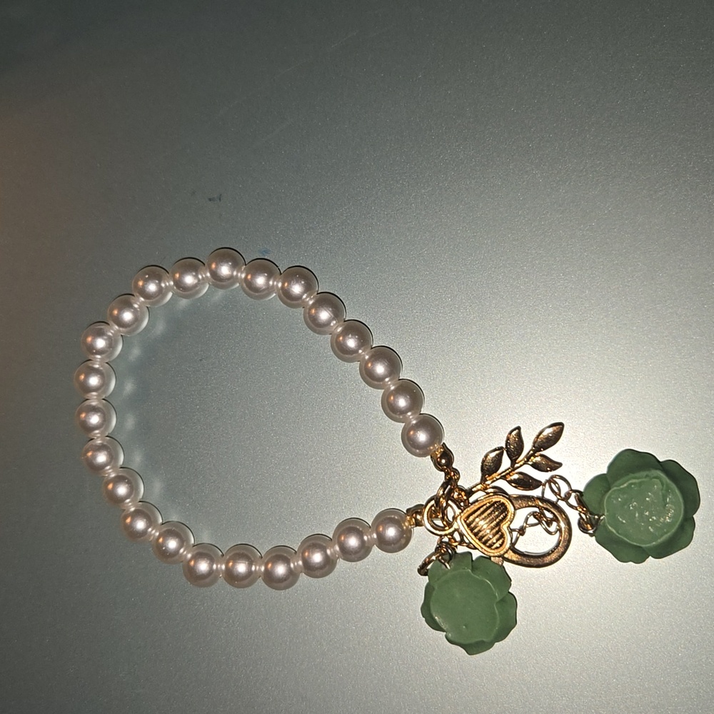 Bag Charm - Faux Pearl And Green Rose Bag With Gold Tone Claw Clasp - Picture 2 of 2